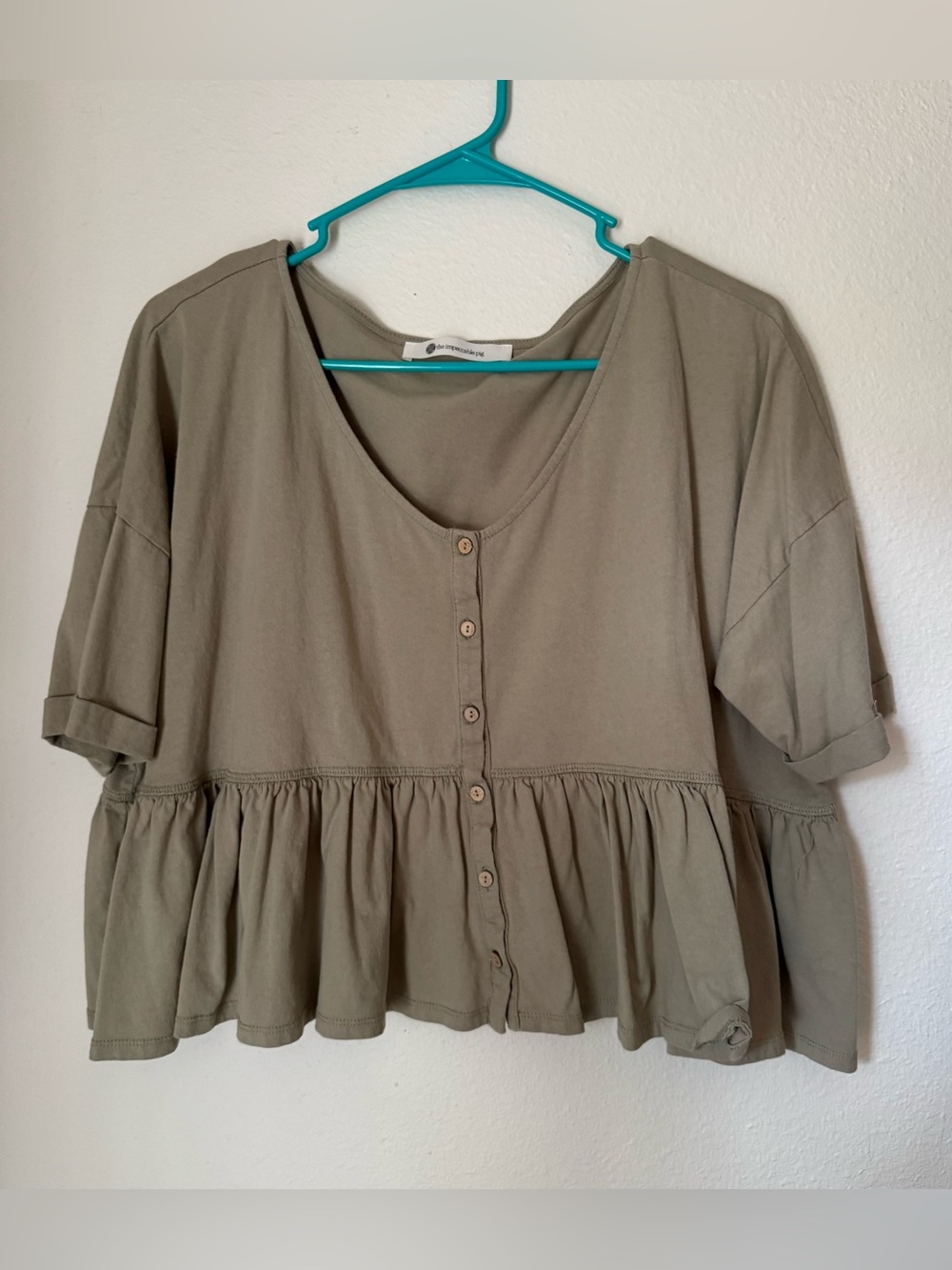 The Impeccable Pig Olive Green Button-Front Ruffle Hem Cropped Top | Size Medium